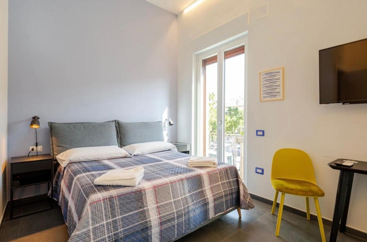 B&B Un Passo Dal Treno Piazza Vittorio Veneto 36-Salerno Station Extérieur photo