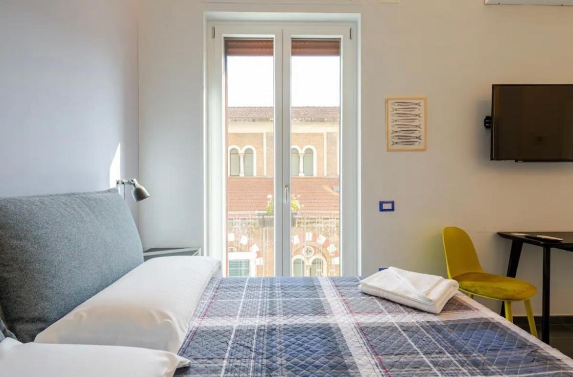 B&B Un Passo Dal Treno Piazza Vittorio Veneto 36-Salerno Station Extérieur photo